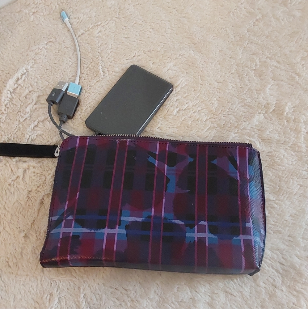 🌺 NEW Banana Republic iPhone Charging Wristlet
